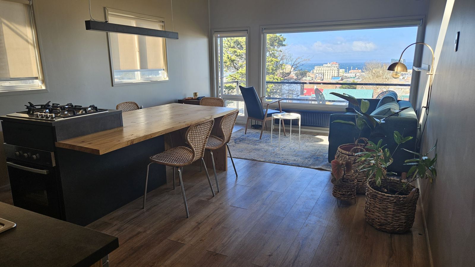 Isla de cocina y comedor de madera